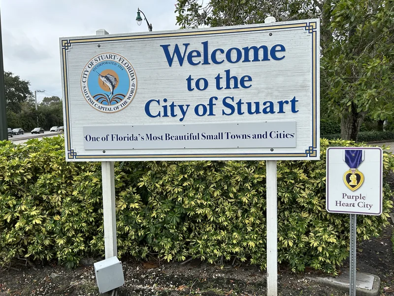 Welcome to the City of Stuart sign beside the road